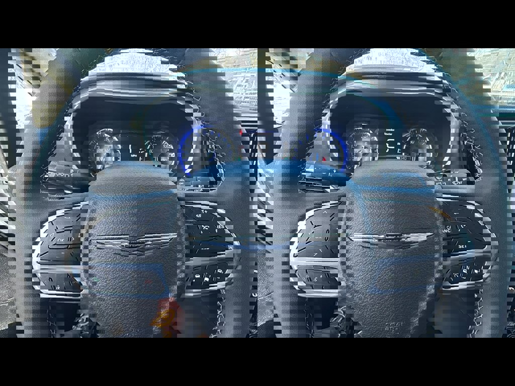 Used 2025 Chrysler Pacifica Select image 12