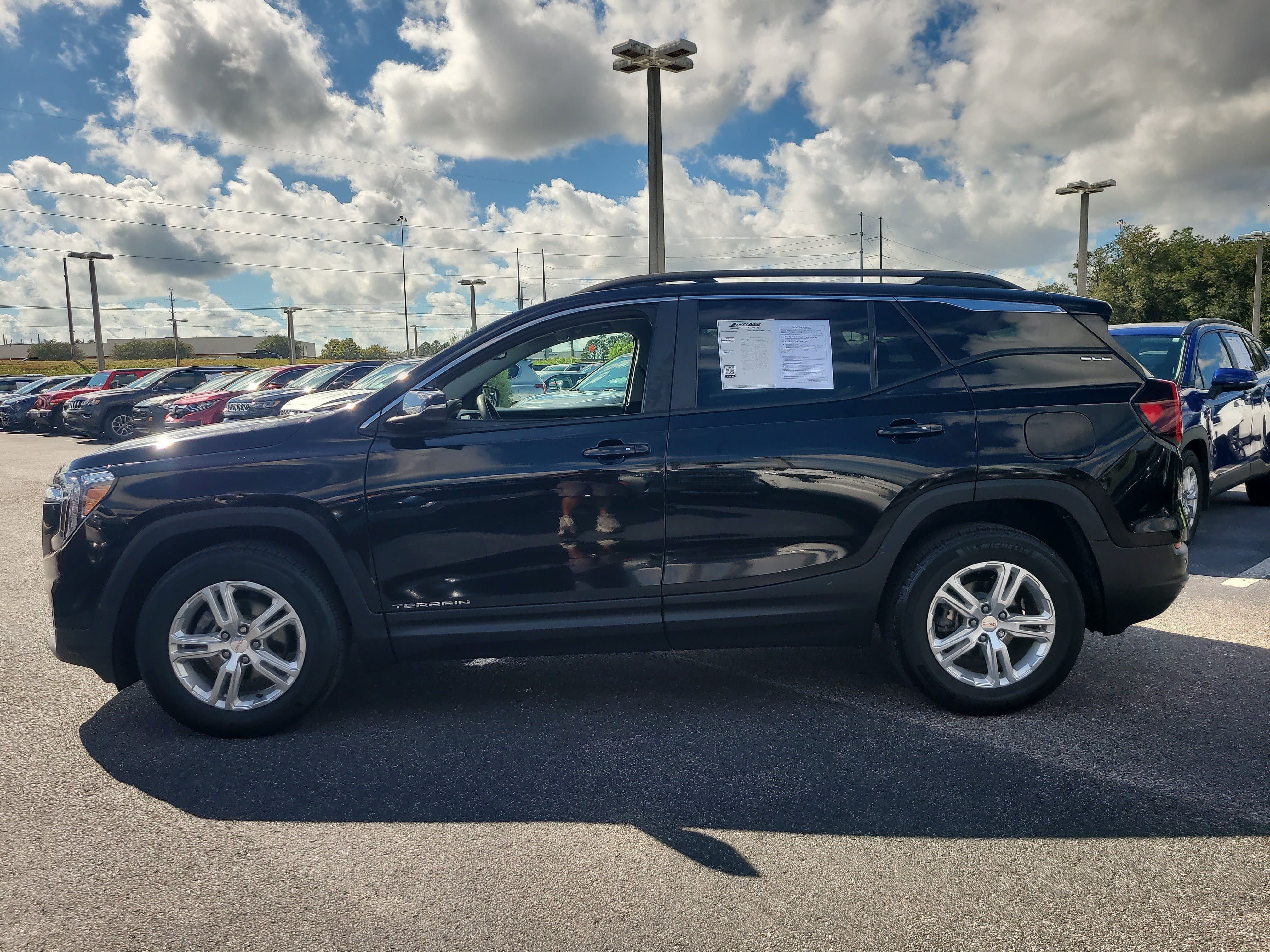Used 2024 GMC Terrain SLE w/ Driver Convenience Package FWD image 7