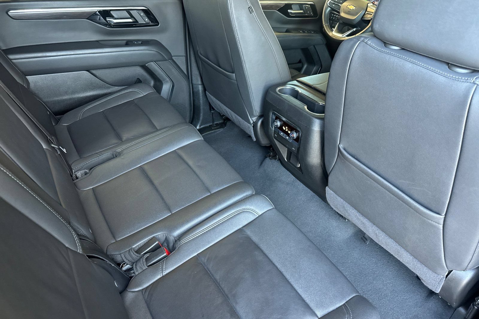Used 2025 Chevrolet Suburban LT RWD image 18