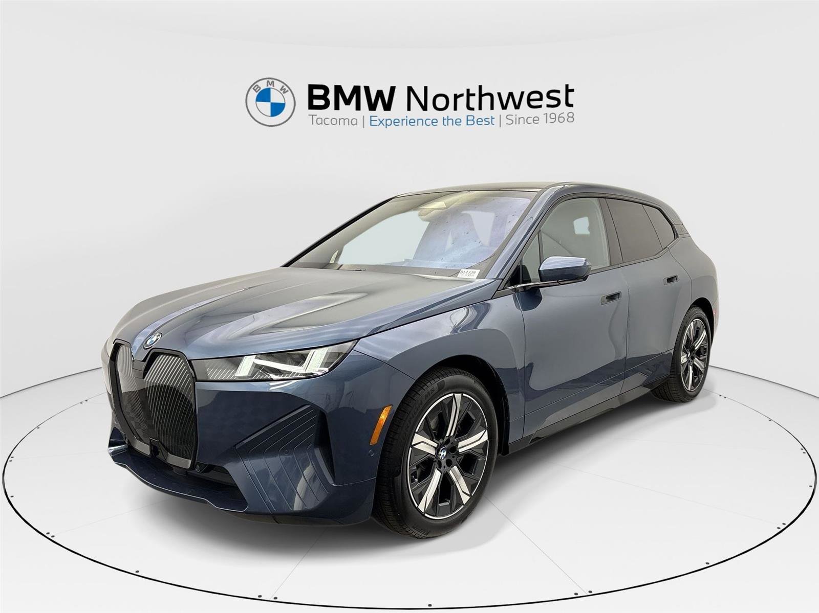 Used 2026 BMW iX xDrive60 w/ Dynamic Handling Package image 1