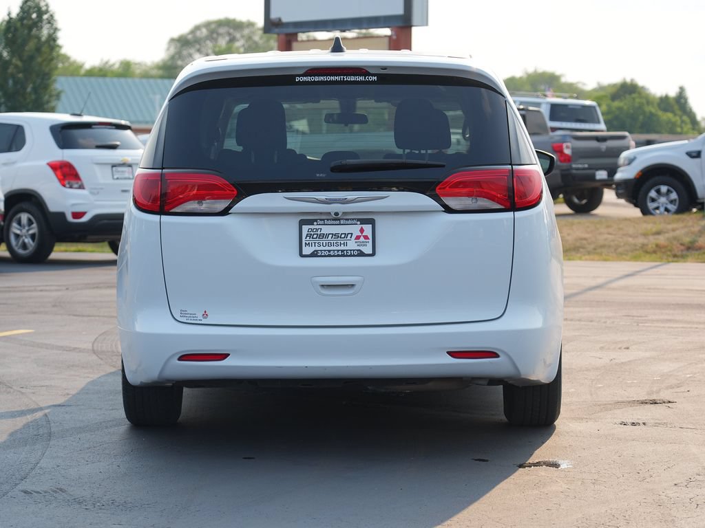Used 2022 Chrysler Voyager LX FWD image 4