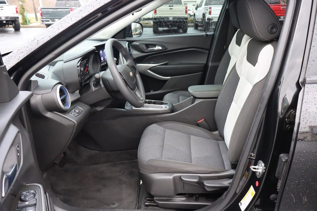 Used 2024 Chevrolet Trax LS w/ LS Convenience Package image 4