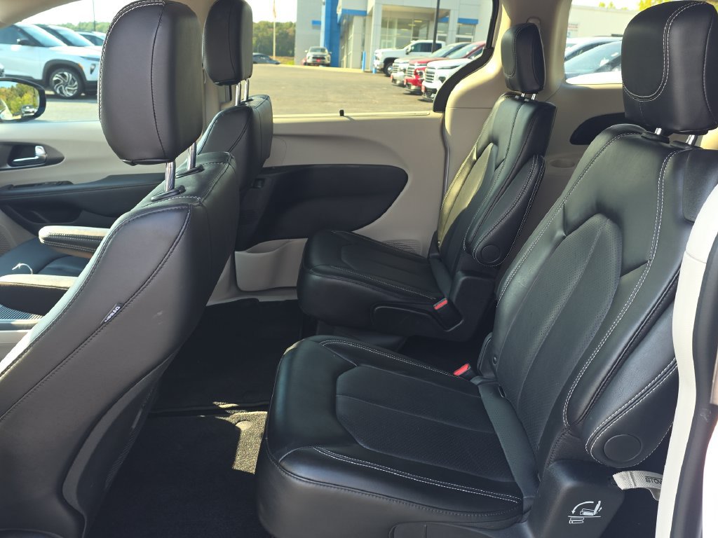 Used 2024 Chrysler Pacifica Touring-L FWD image 27