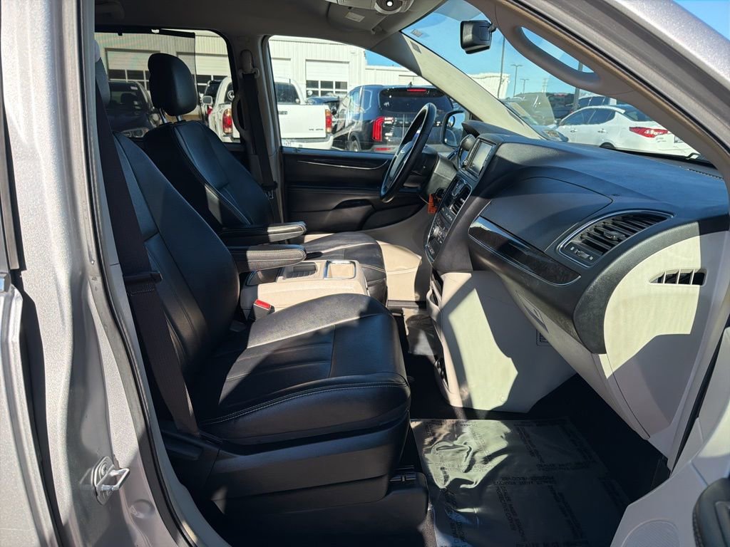 Used 2015 Chrysler Town & Country Touring image 30