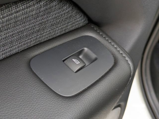 Used 2022 Volvo XC60 B5 Momentum image 25