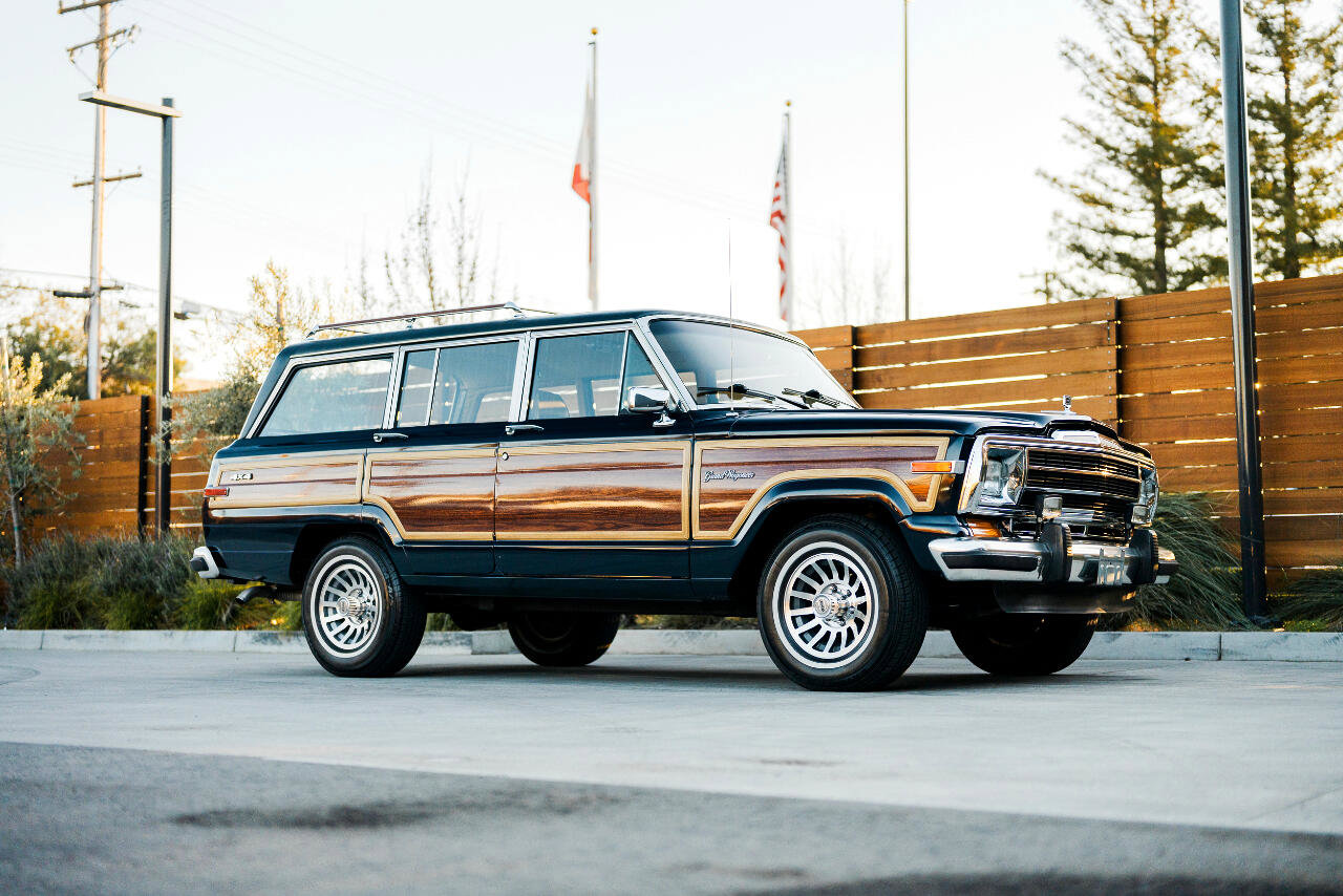 Used 1987 Jeep Grand Wagoneer image 2