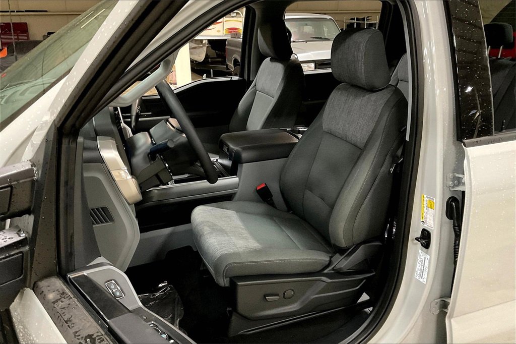 New 2025 Ford F350 XLT w/ Black Appearance Package image 9