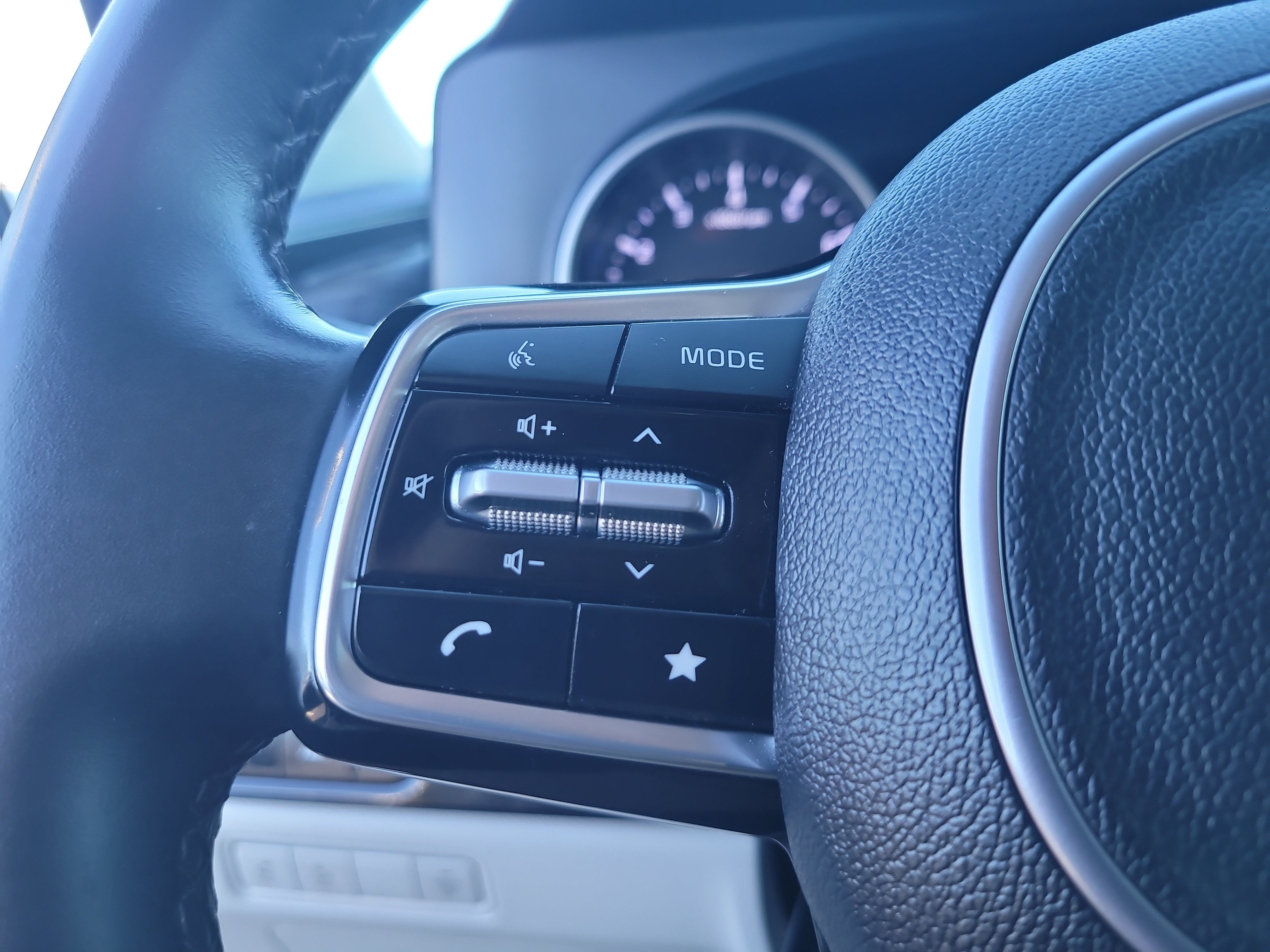 Used 2024 Kia Carnival LX FWD image 27