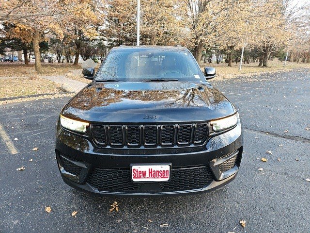 Used 2024 Jeep Grand Cherokee Altitude image 9