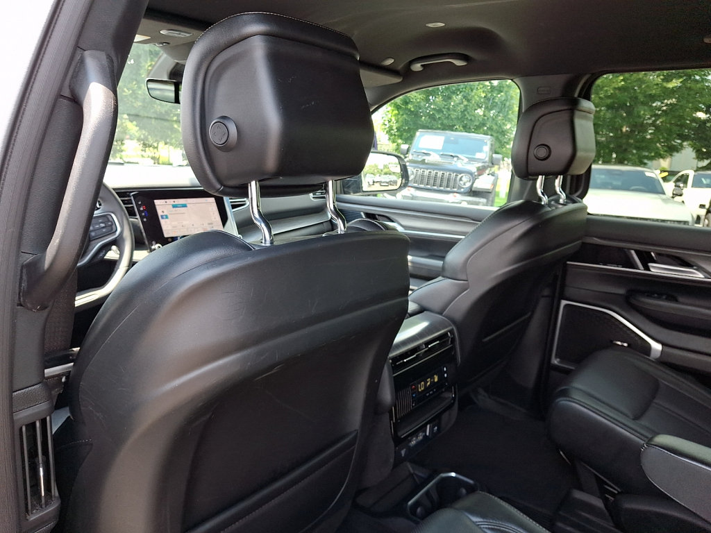 Used 2024 Jeep Wagoneer Series III AWD/4WD image 21