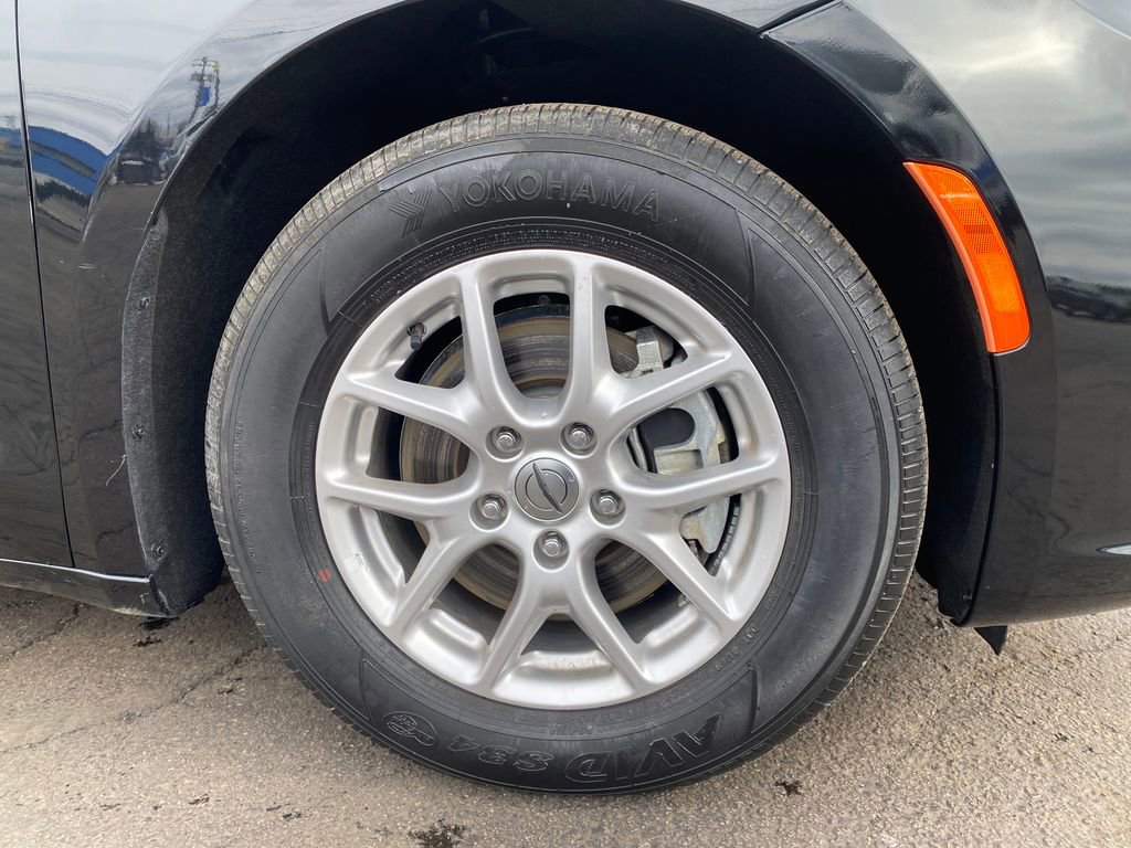 Used 2024 Chrysler Pacifica Touring-L image 28