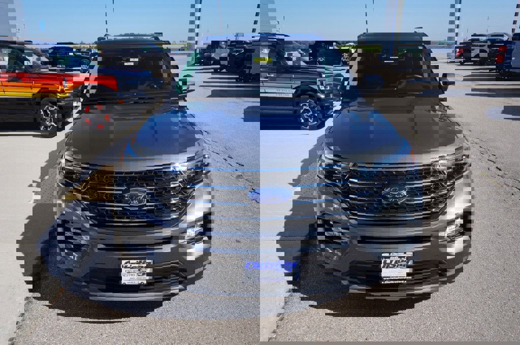 Used 2023 Ford Explorer XLT w/ Equipment Group 202A image 7