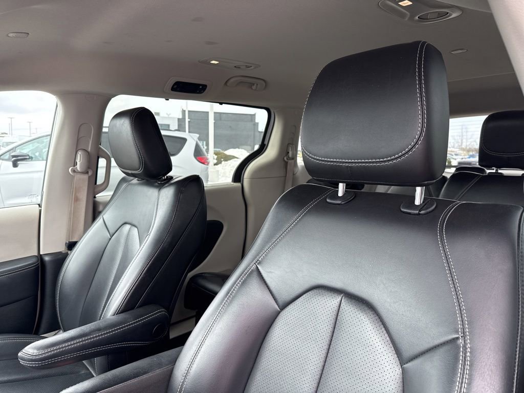 Used 2023 Chrysler Pacifica Touring-L image 13