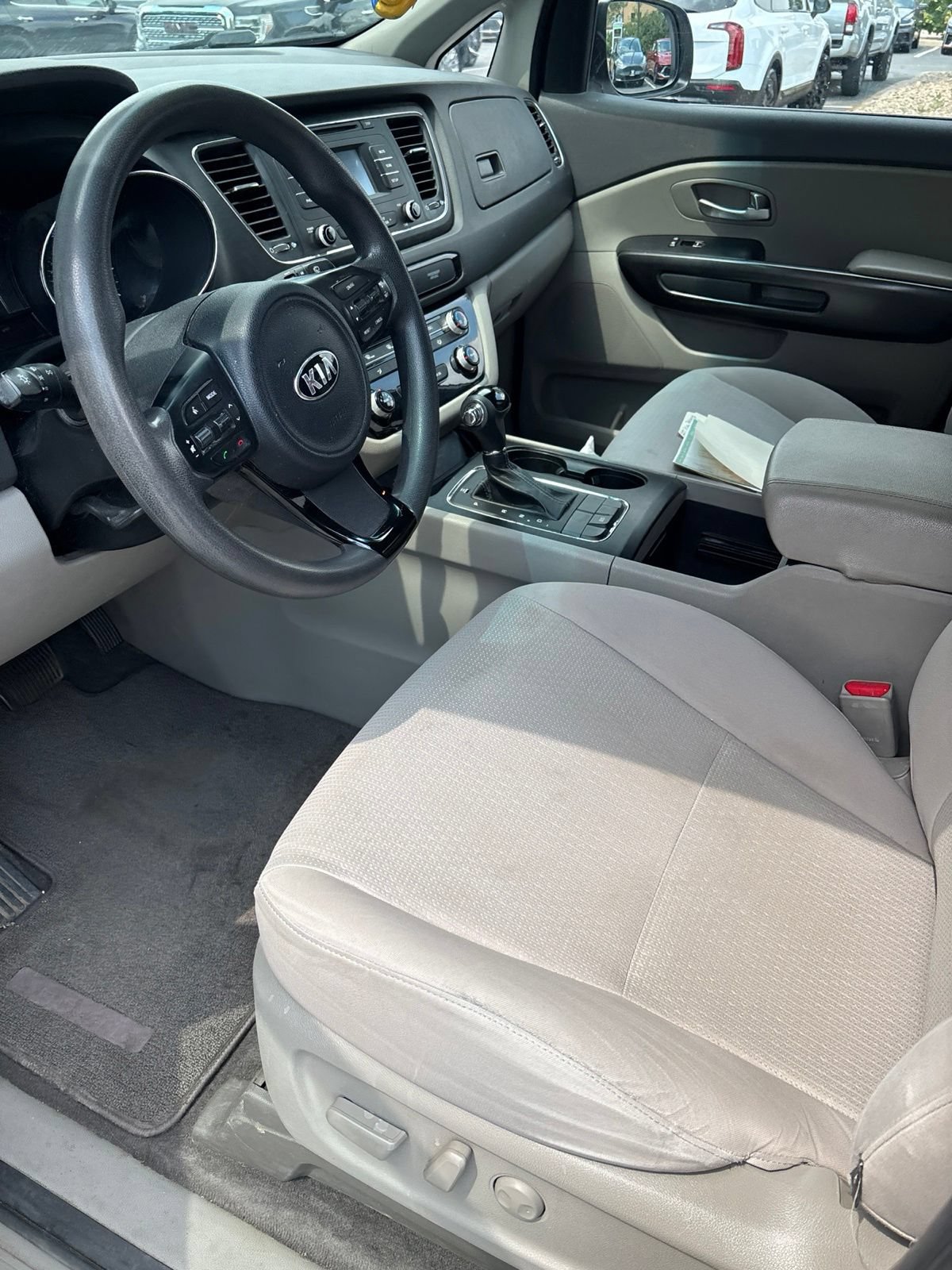 Used 2017 Kia Sedona LX FWD image 2