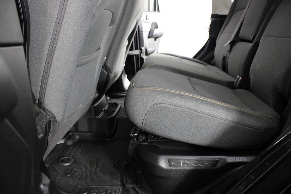 Used 2025 Jeep Wrangler Unlimited Sahara AWD/4WD image 16