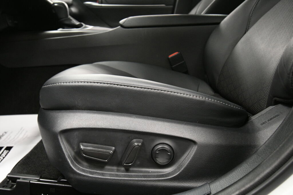 Used 2023 Toyota Camry XSE w/ Cold Weather Package image 11
