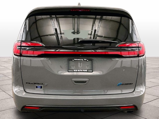 Used 2022 Chrysler Pacifica Touring-L w/ S Appearance Package FWD image 4