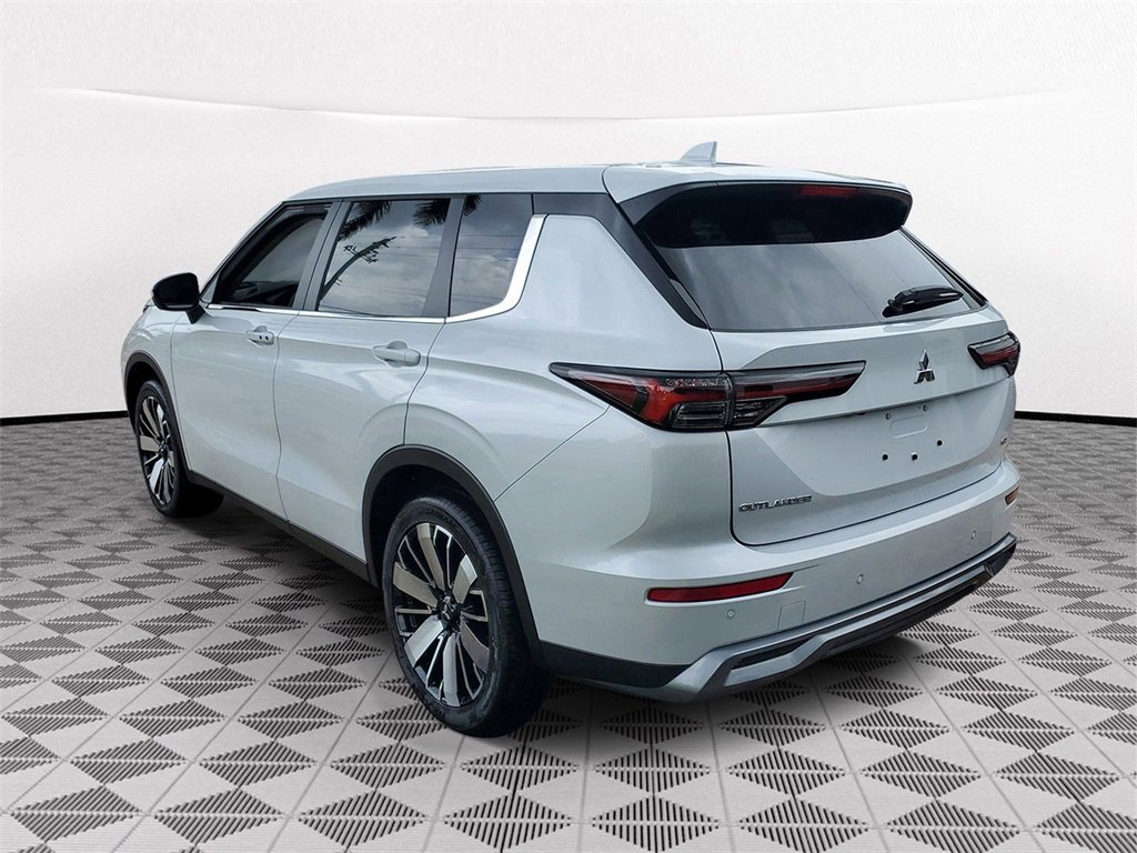 New 2025 Mitsubishi Outlander SE image 4