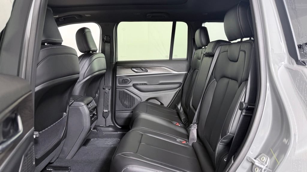New 2027 Jeep Grand Cherokee Limited AWD/4WD image 30