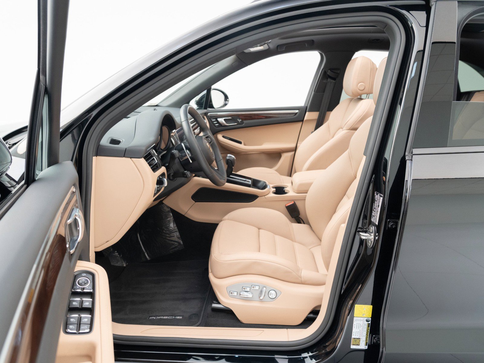 Certified 2025 Porsche Macan image 17