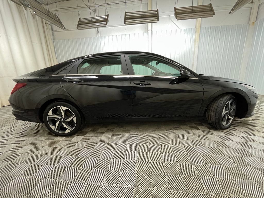 Used 2023 Hyundai Elantra Limited w/ Preferred Accessory Package FWD image 19