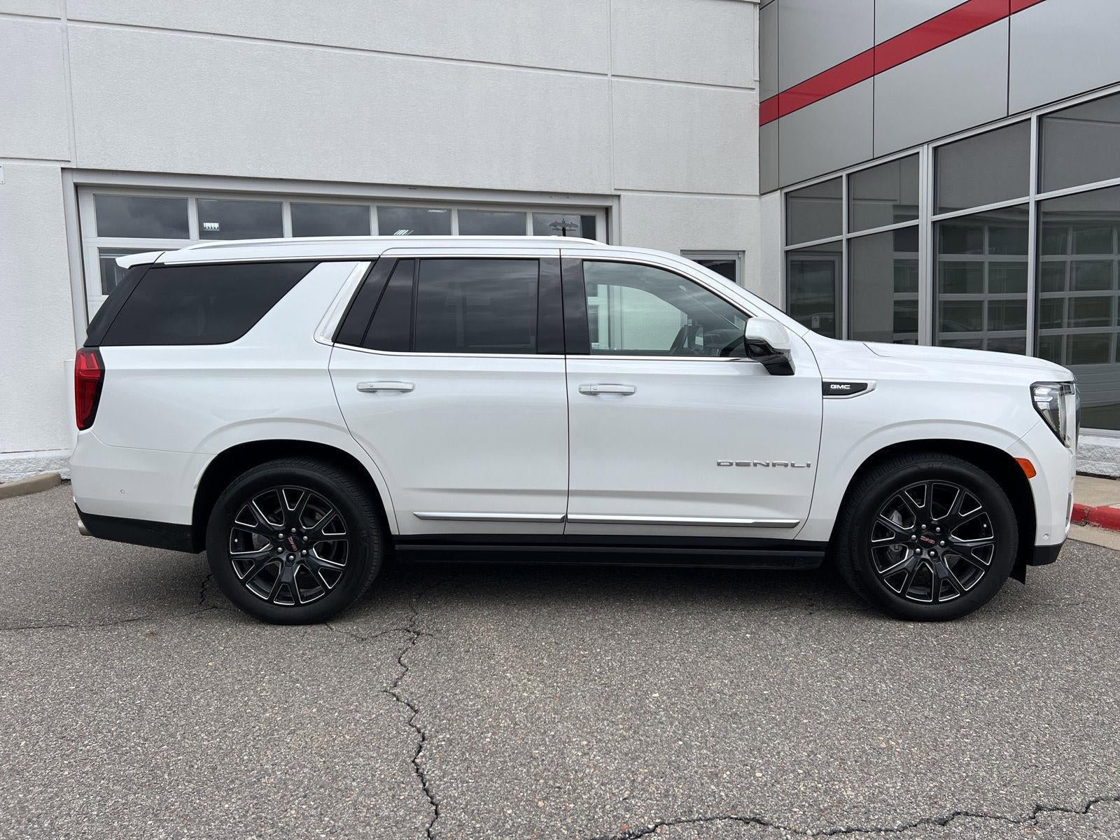 Used 2024 GMC Yukon Denali w/ Advanced Technology Package AWD/4WD image 31