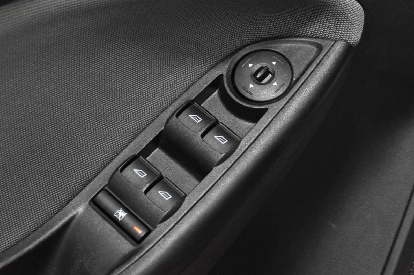 Used 2014 Ford Focus SE w/ SE Winter Package FWD image 10