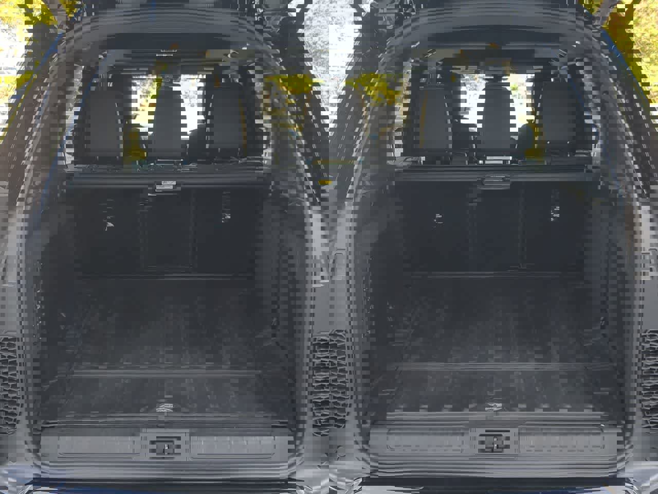 Used 2025 Land Rover Discovery Dynamic SE AWD/4WD image 36