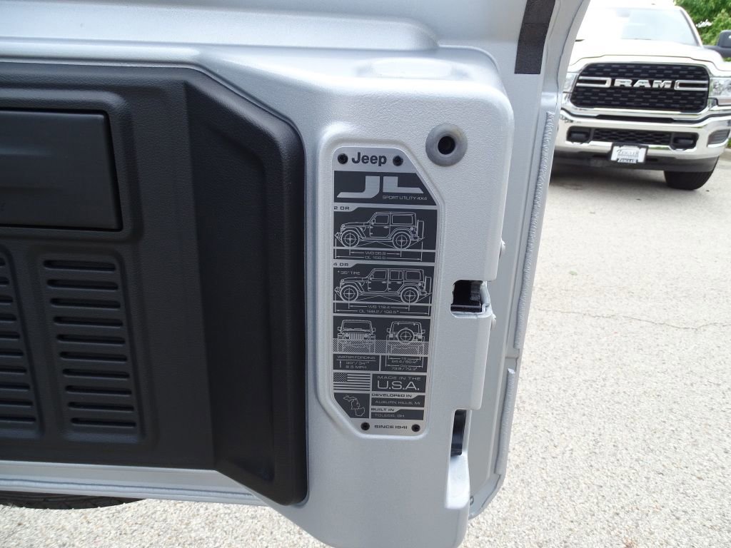 Used 2024 Jeep Wrangler Sahara w/ Safety Group image 16