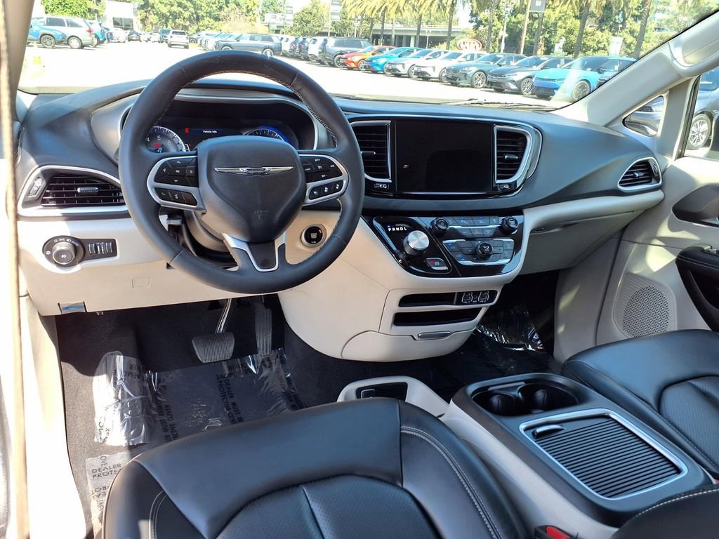 Used 2023 Chrysler Pacifica Touring-L image 14
