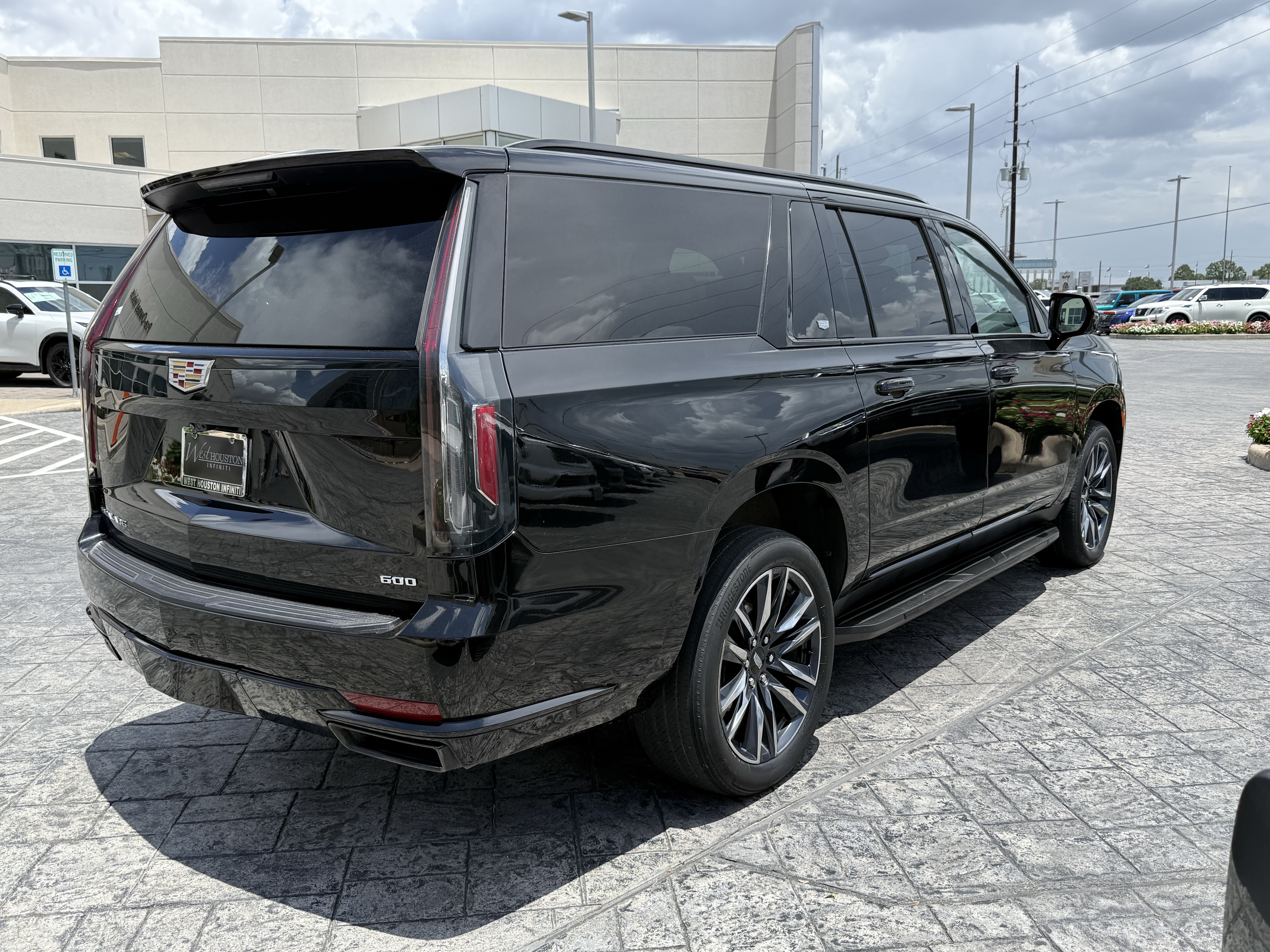Used 2023 Cadillac Escalade ESV Sport AWD/4WD image 4