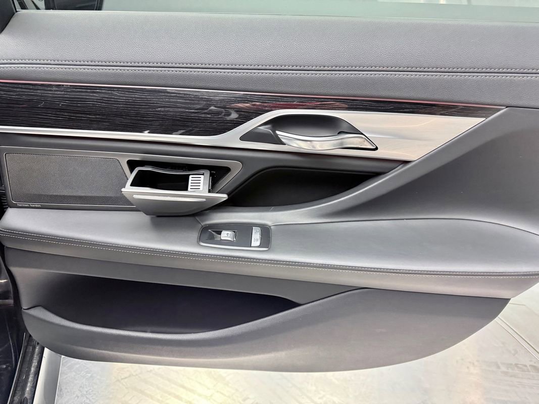 Used 2019 BMW 750i xDrive w/ M Sport Package image 18