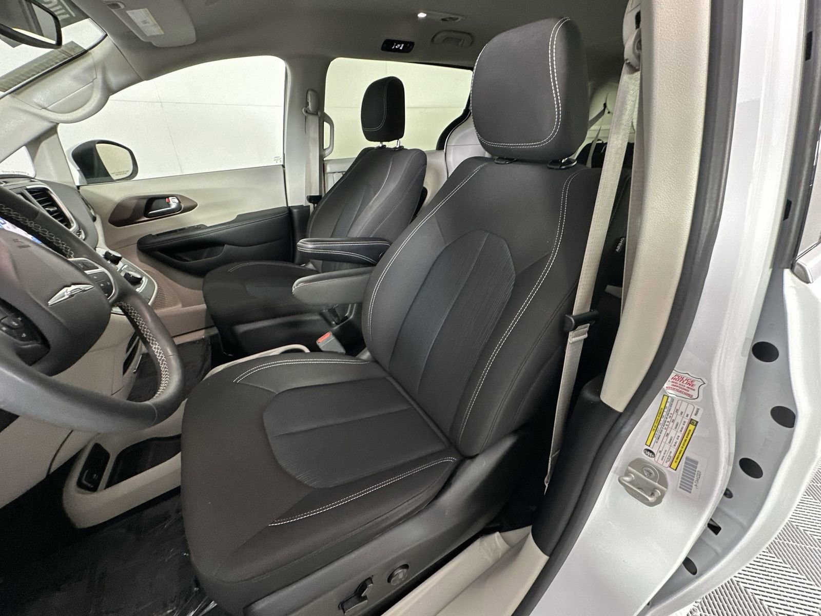 Used 2023 Chrysler Voyager LX FWD image 11