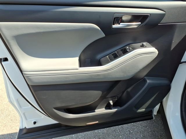 Used 2023 Toyota Highlander XLE AWD/4WD image 17