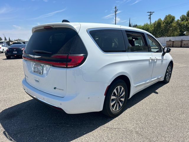 Used 2023 Chrysler Pacifica Limited w/ Uconnect Theater Family Group FWD image 6