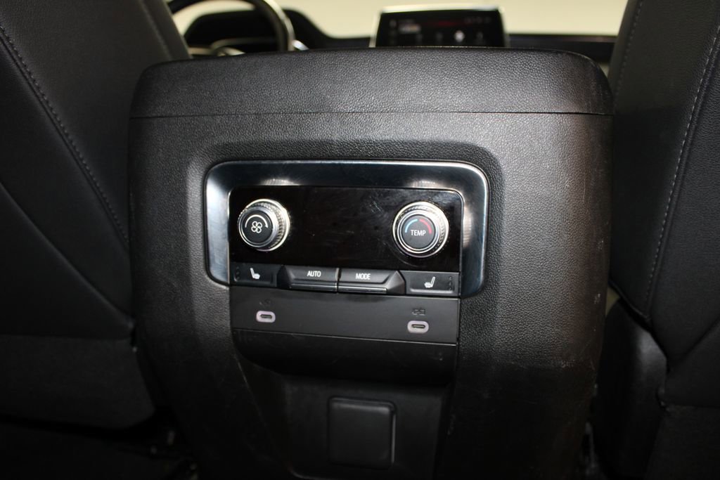 Used 2023 GMC Yukon XL SLT w/ SLT Luxury Package RWD image 33