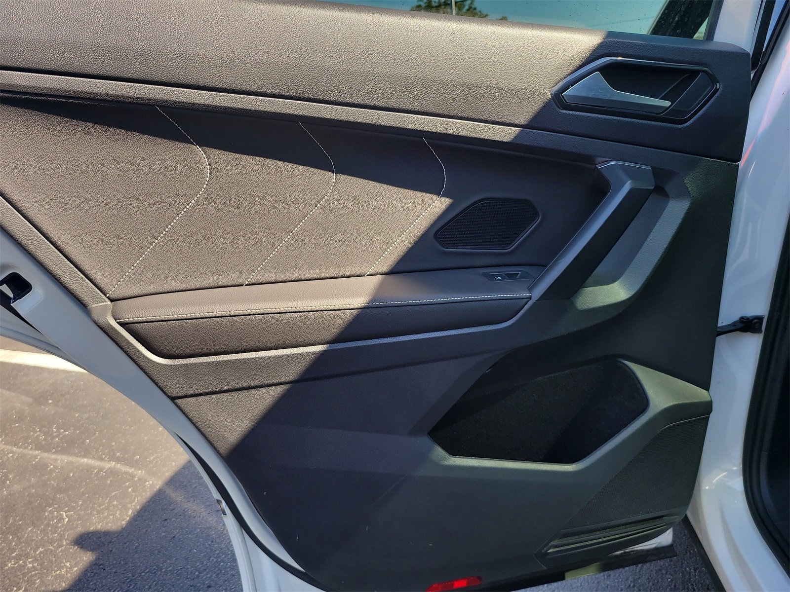 Used 2022 Volkswagen Tiguan SEL R-Line image 11