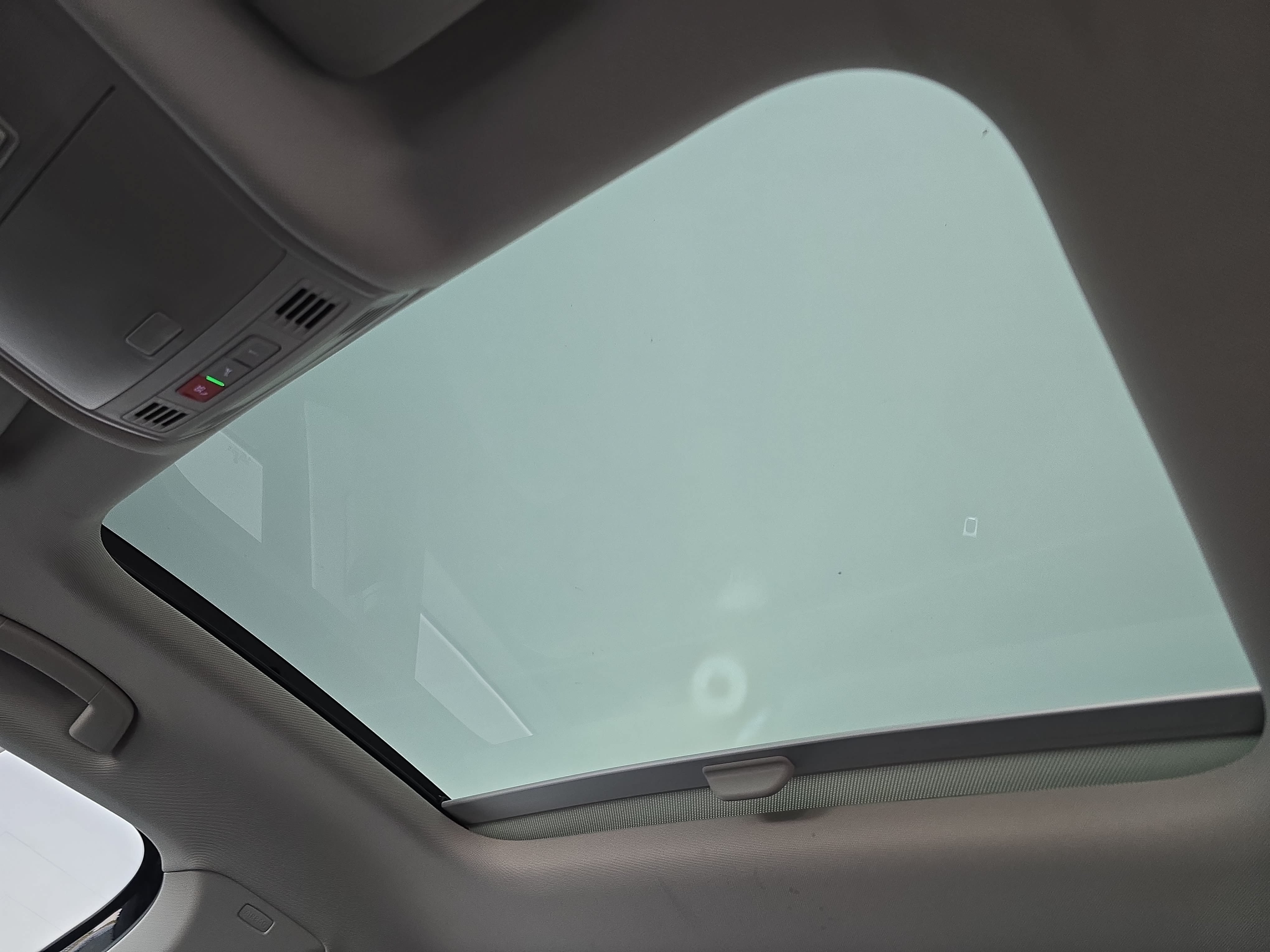 Certified 2025 Volkswagen Jetta SE w/ Sunroof Package FWD image 29