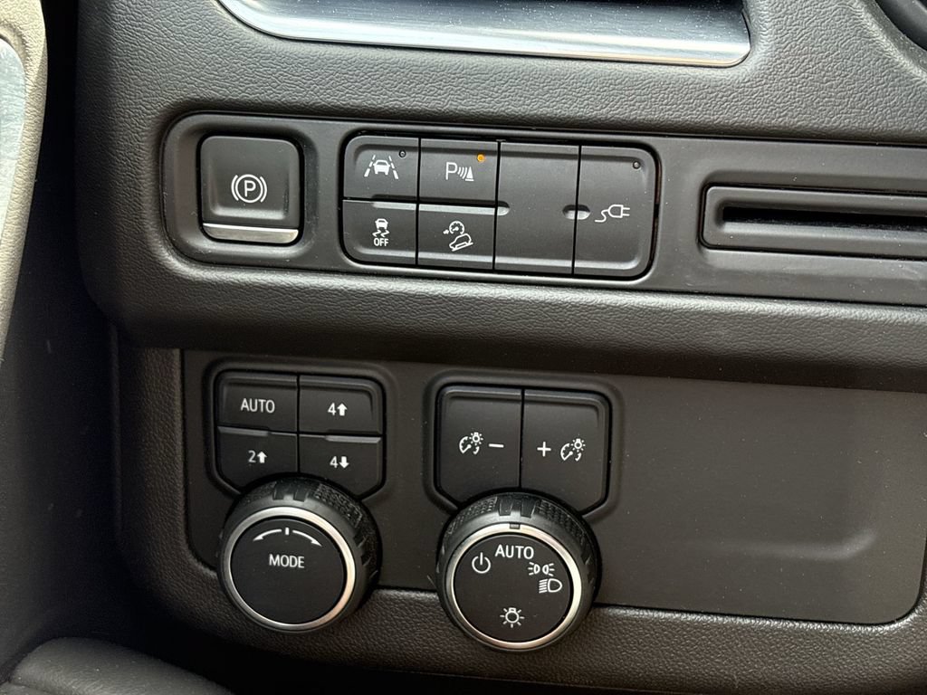 Used 2022 Chevrolet Suburban Premier AWD/4WD image 36