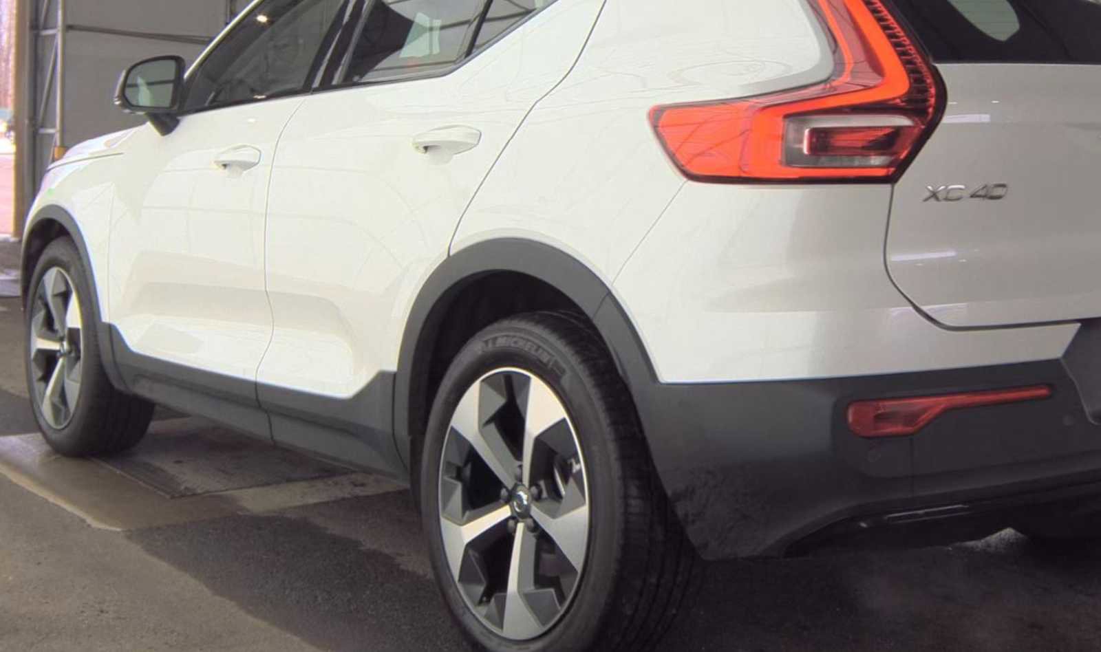 Used 2023 Volvo XC40 B4 Ultimate image 13