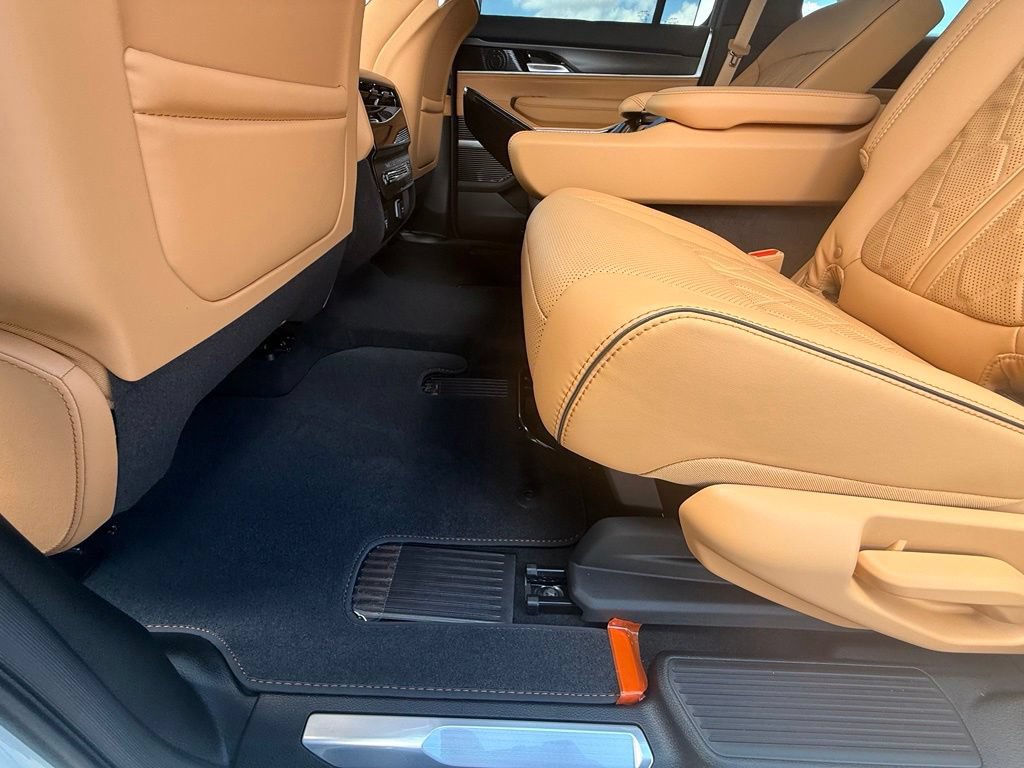 New 2026 Jeep Grand Wagoneer Summit AWD/4WD image 32