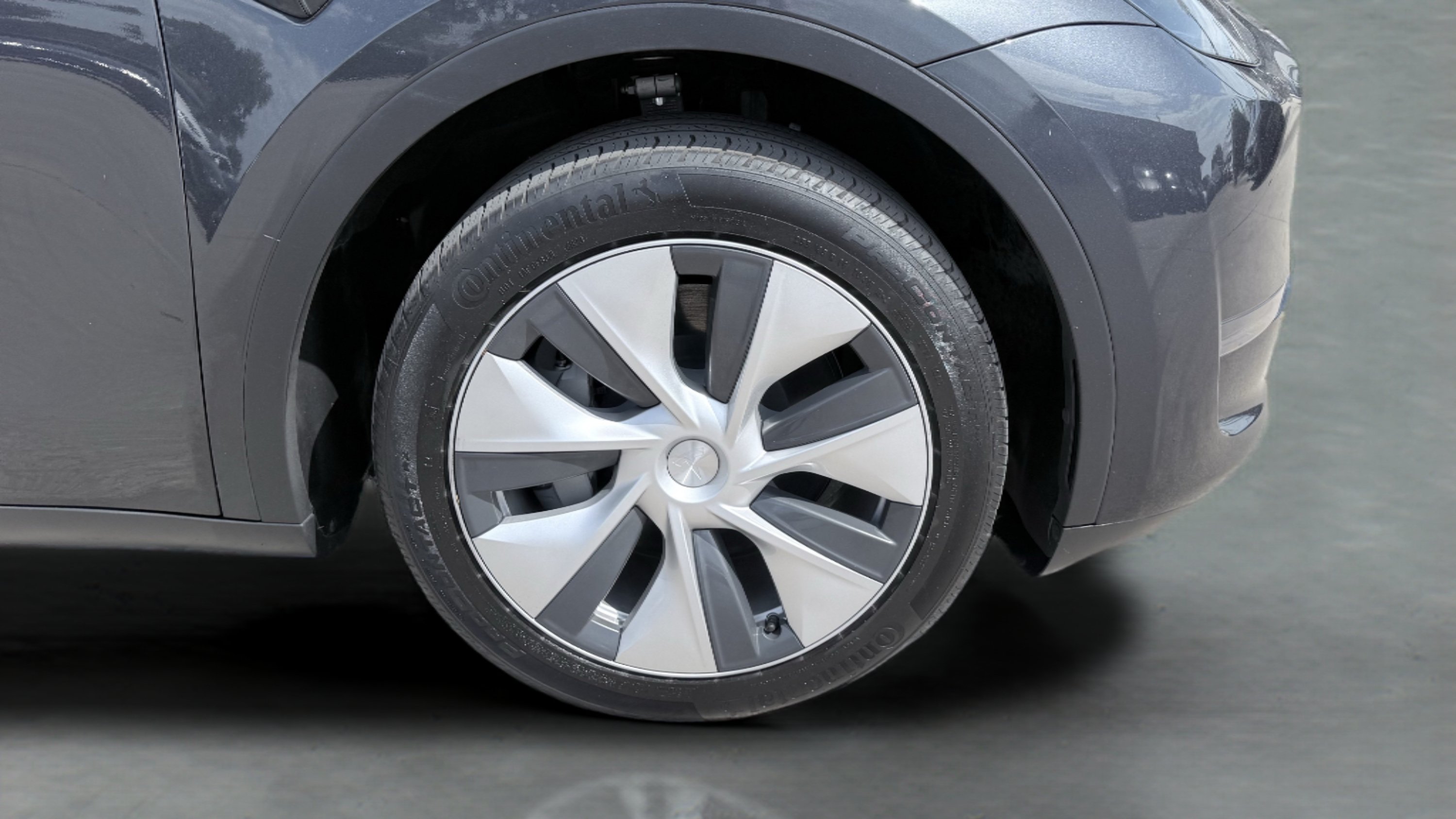 Used 2024 Tesla Model Y Long Range RWD image 9