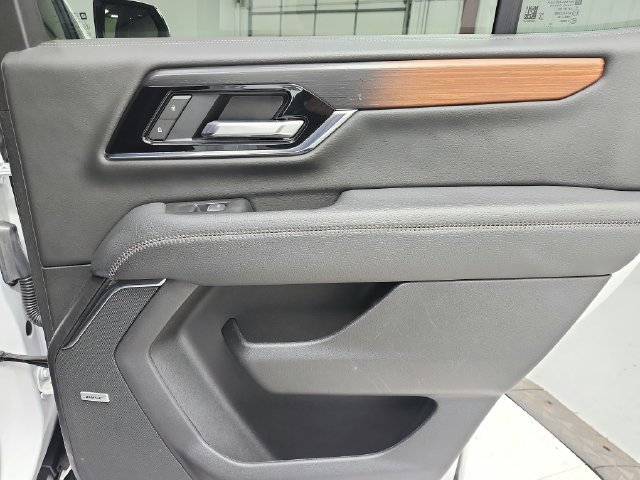 Used 2025 GMC Yukon Denali RWD image 44