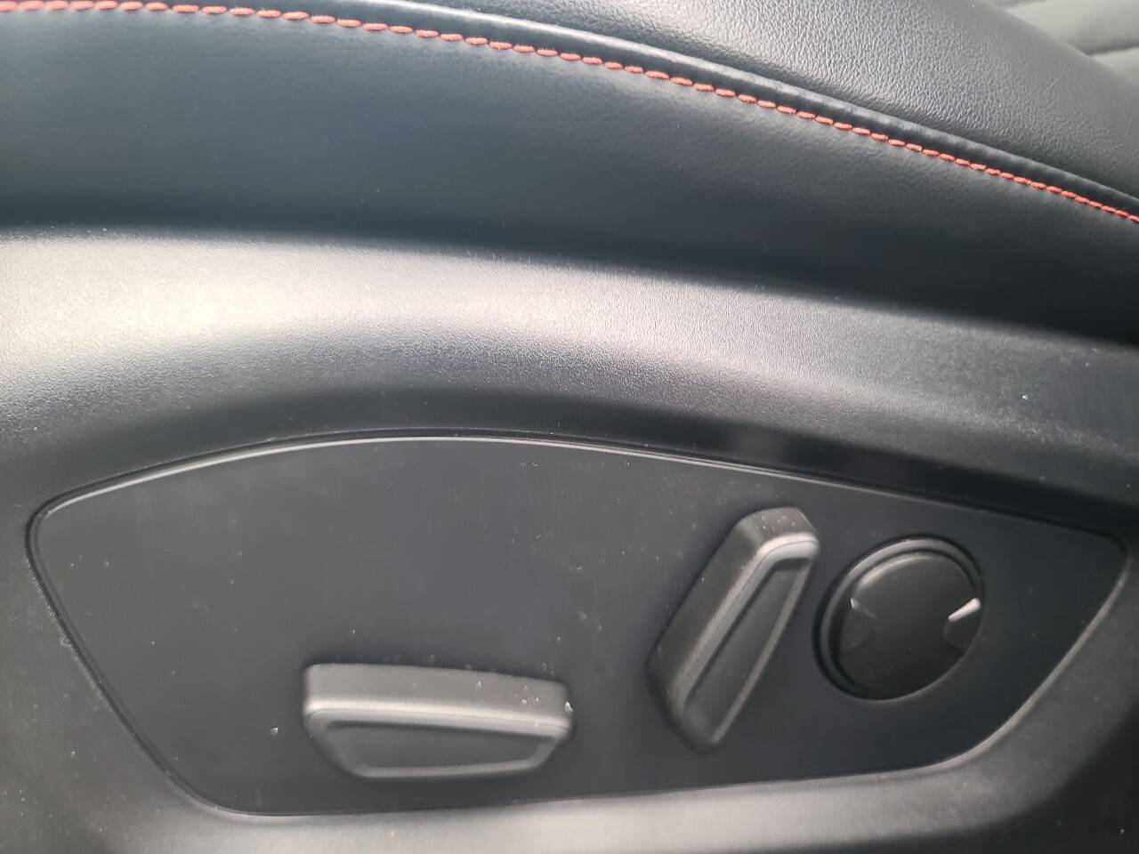 Used 2025 Ford Explorer ST-Line w/ ST-Line Street Pack image 15