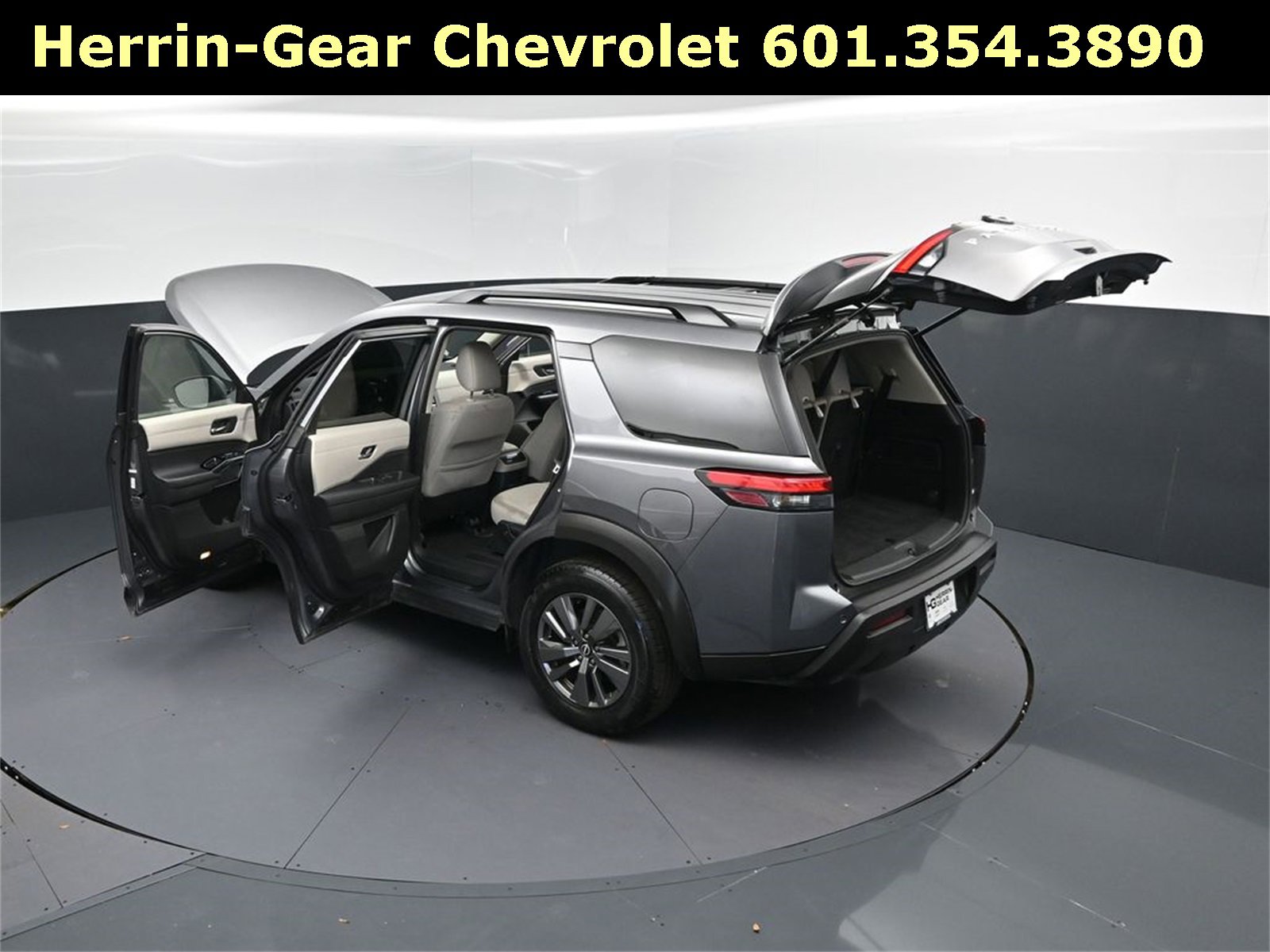 Used 2022 Nissan Pathfinder SV image 2