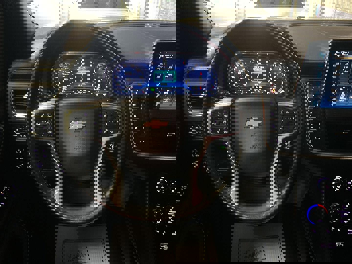 Used 2022 Chevrolet Suburban LT w/ Luxury Package image 17