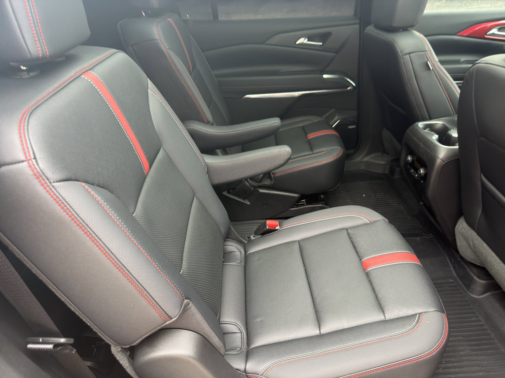 Used 2025 Chevrolet Traverse RS FWD image 39