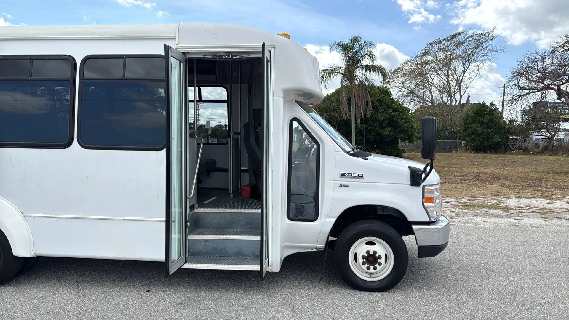 Used 2015 Ford E-350 and Econoline 350 Super Duty RWD image 11