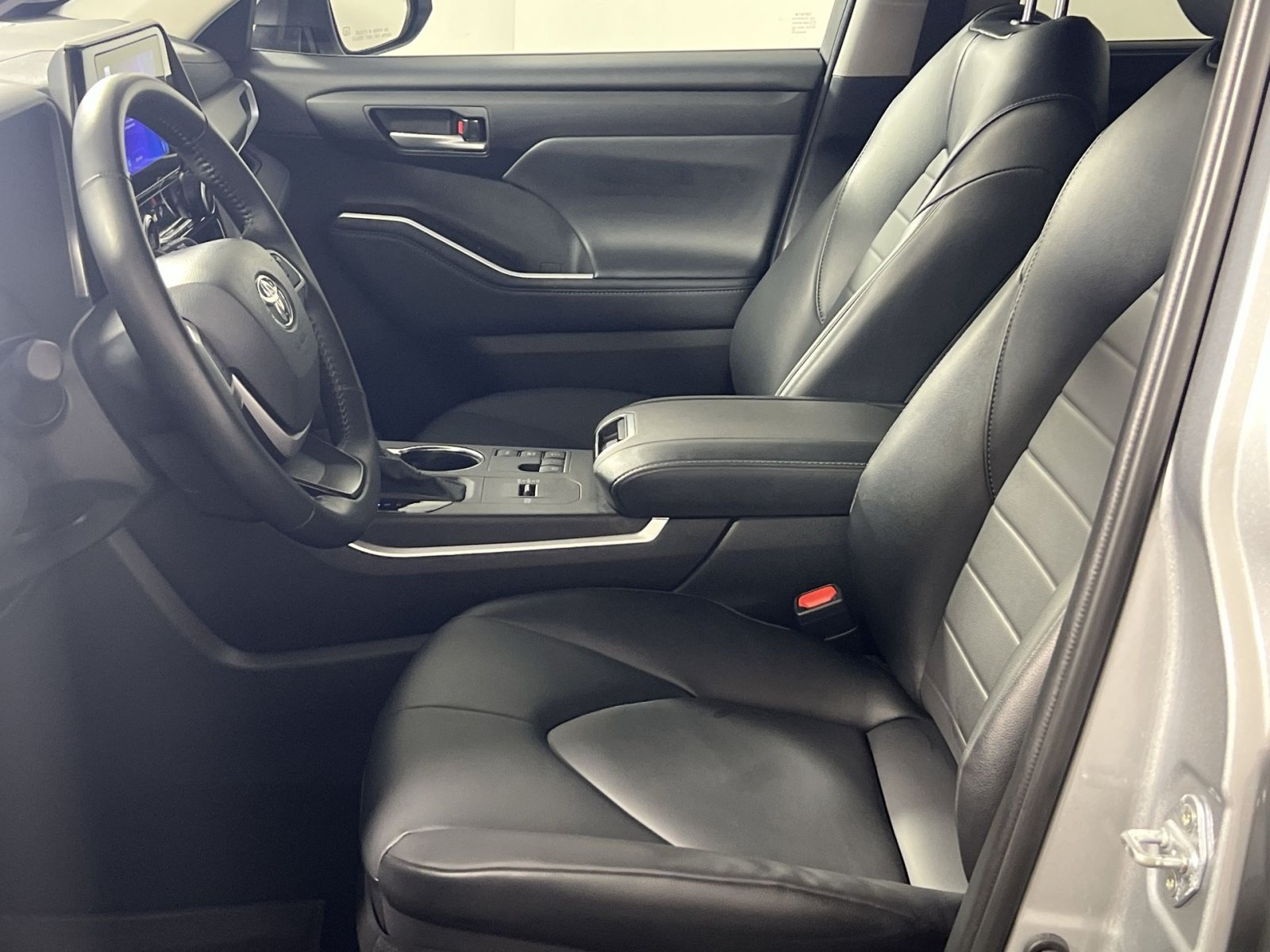Used 2025 Toyota Highlander XLE AWD/4WD image 13