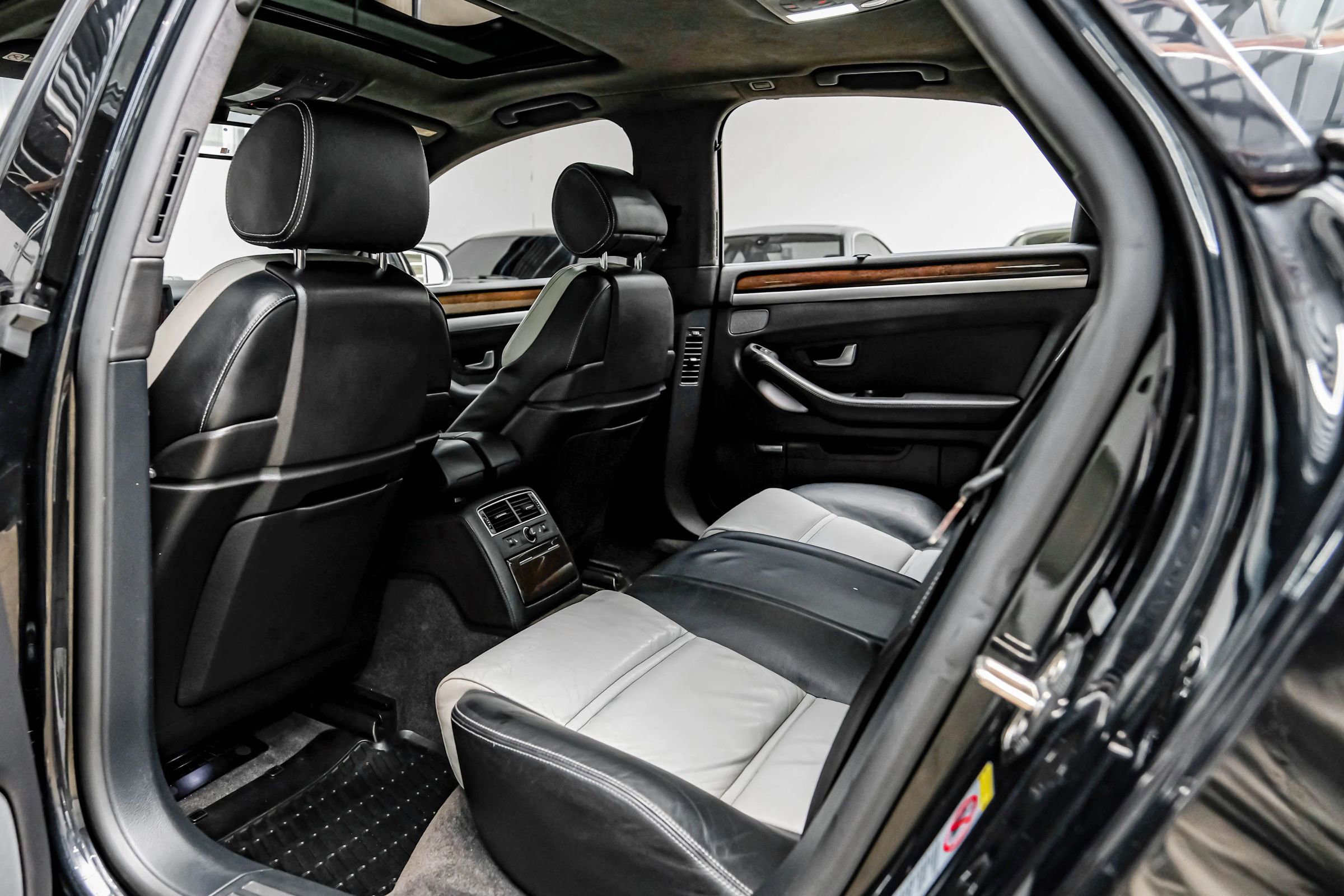 Used 2007 Audi S8 image 38